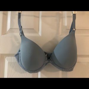 Bra with lace detail on side